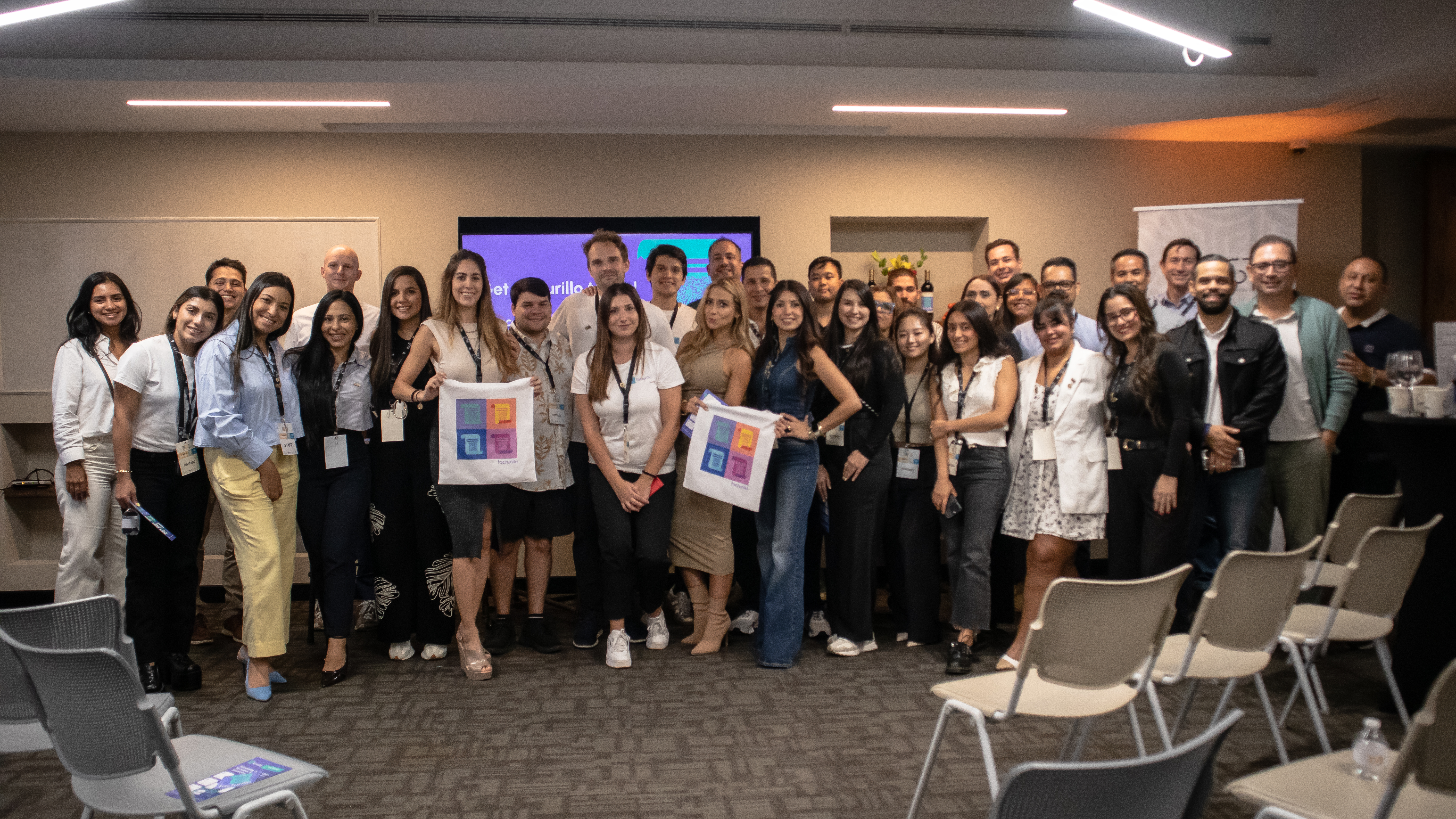 Equipo facturillo en el evento de lanzamiento